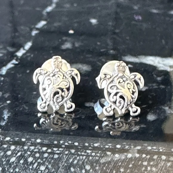 ♡ SILVER Turtle Minimalist Stud GIFT Earrings - Picture 2 of 4